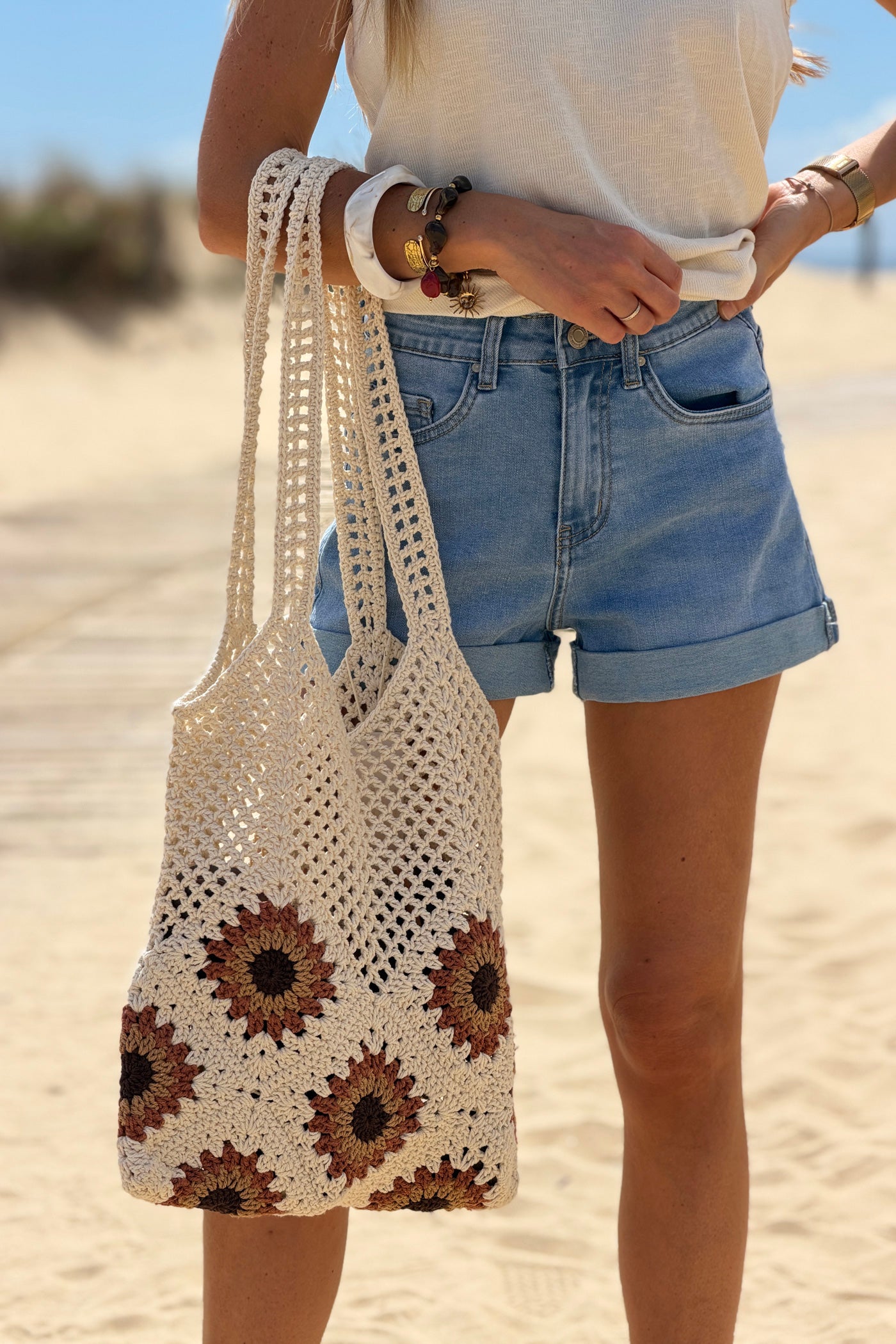 Sac style tote bag en crochet beige motif marron
