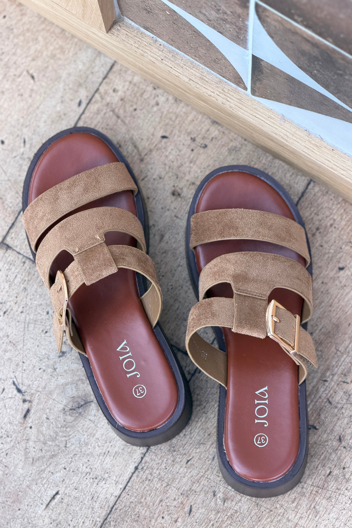 Sandales nu-pieds à talon avec brides en suédine beige détail boucle