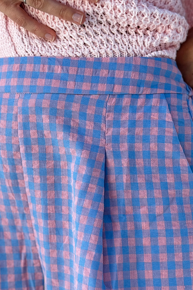 Pantalones cortos plisados de algodón con cuadros vichy azules y rosas