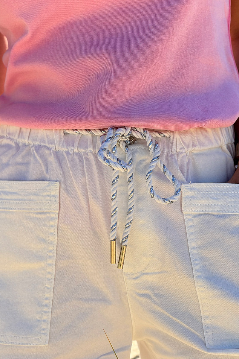 Short blanc en toile stretch taille haute et ceinture élastique grandes poches plaquées