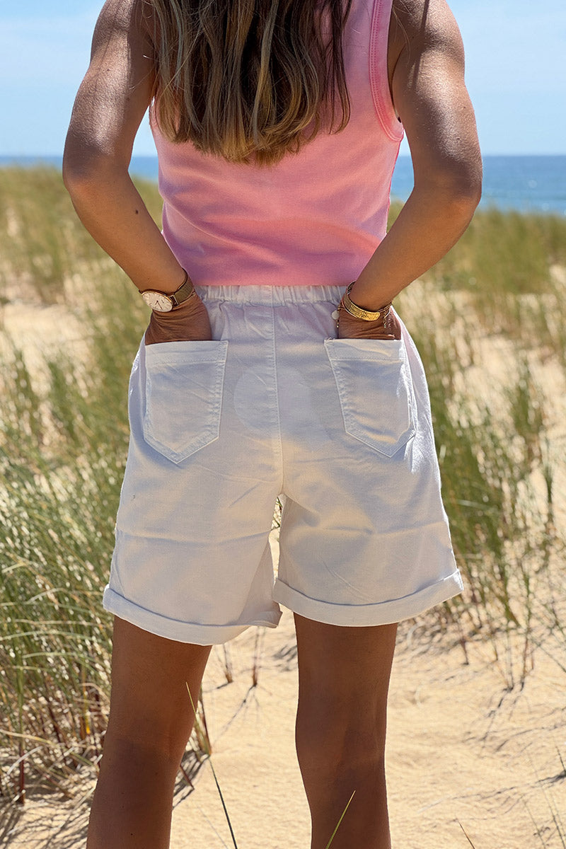 Short blanc en toile stretch taille haute et ceinture élastique grandes poches plaquées