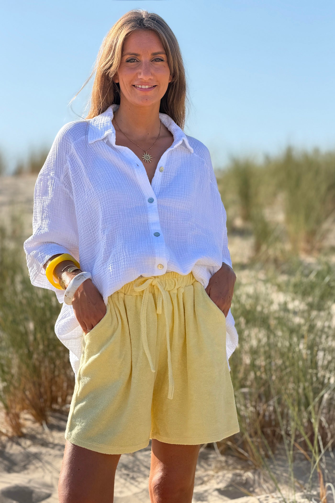 Short en éponge jaune pâle fluide taille élastique