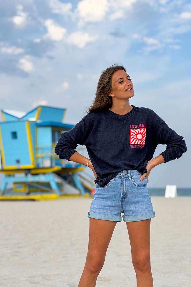 Shorts vaqueros elásticos de lavado claro con pequeño dobladillo