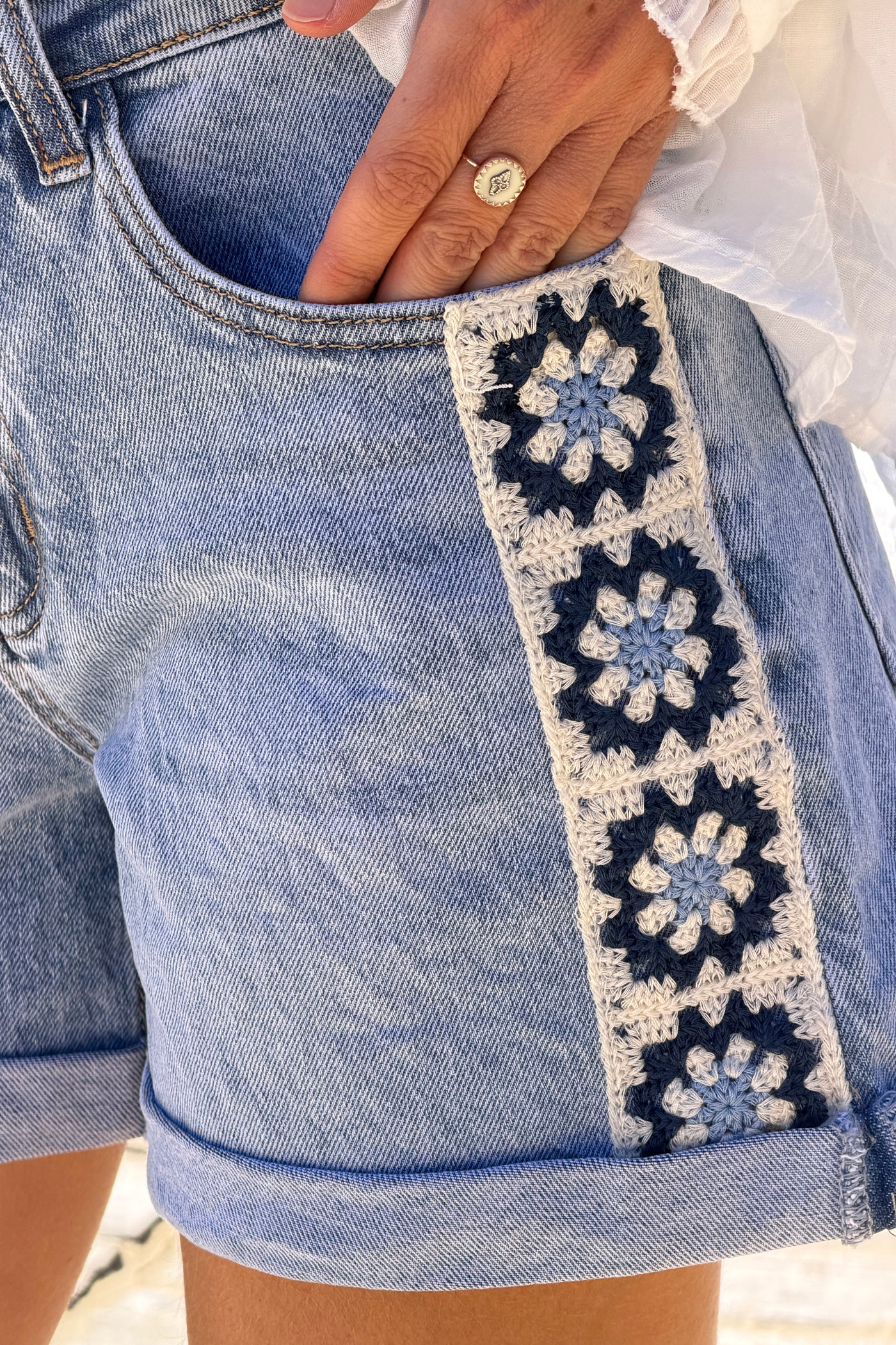 Short en jean délavé coupe loose détail broderie crochet bleu