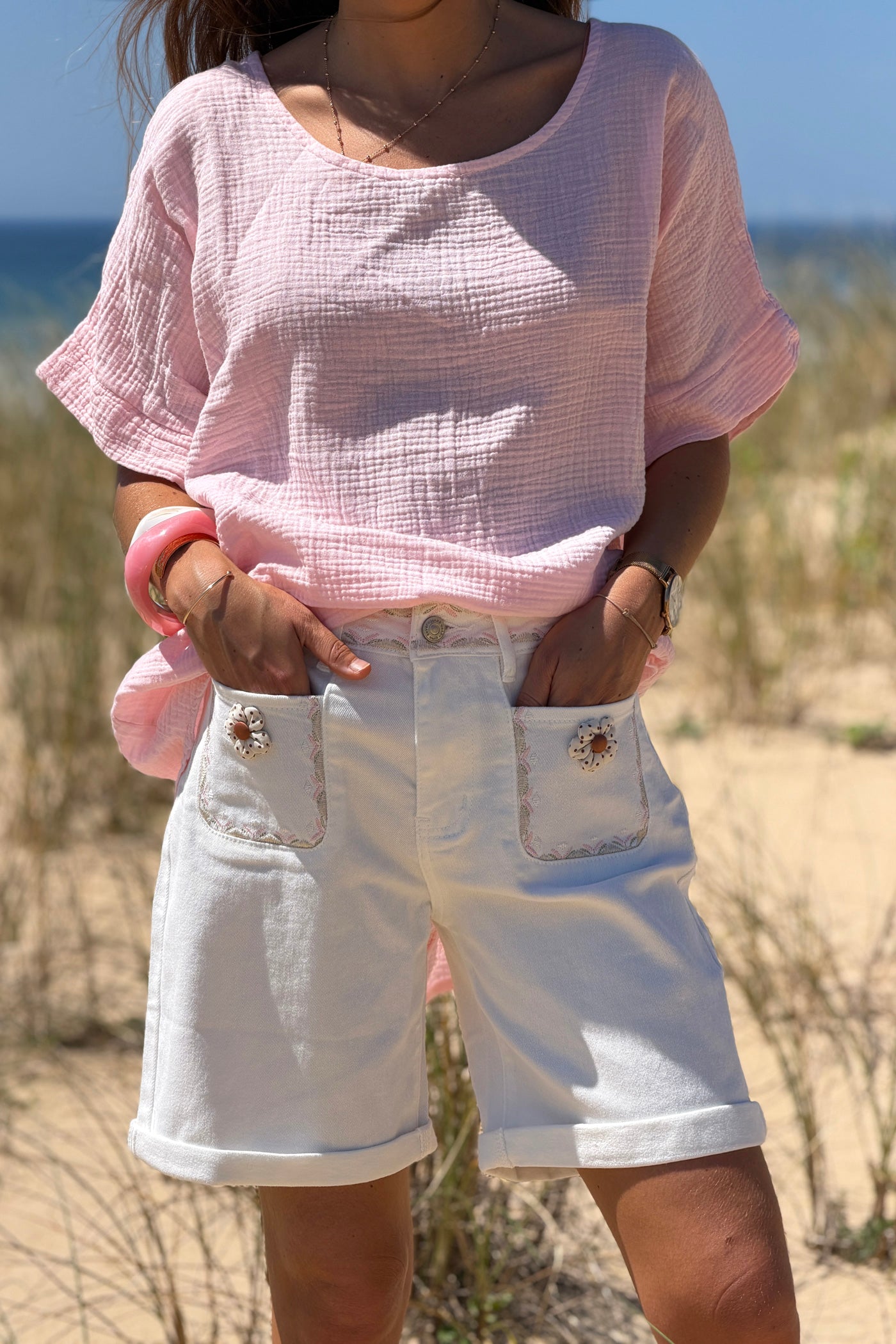 Short long en jean blanc poches plaquées broderie et fleurs en tissu