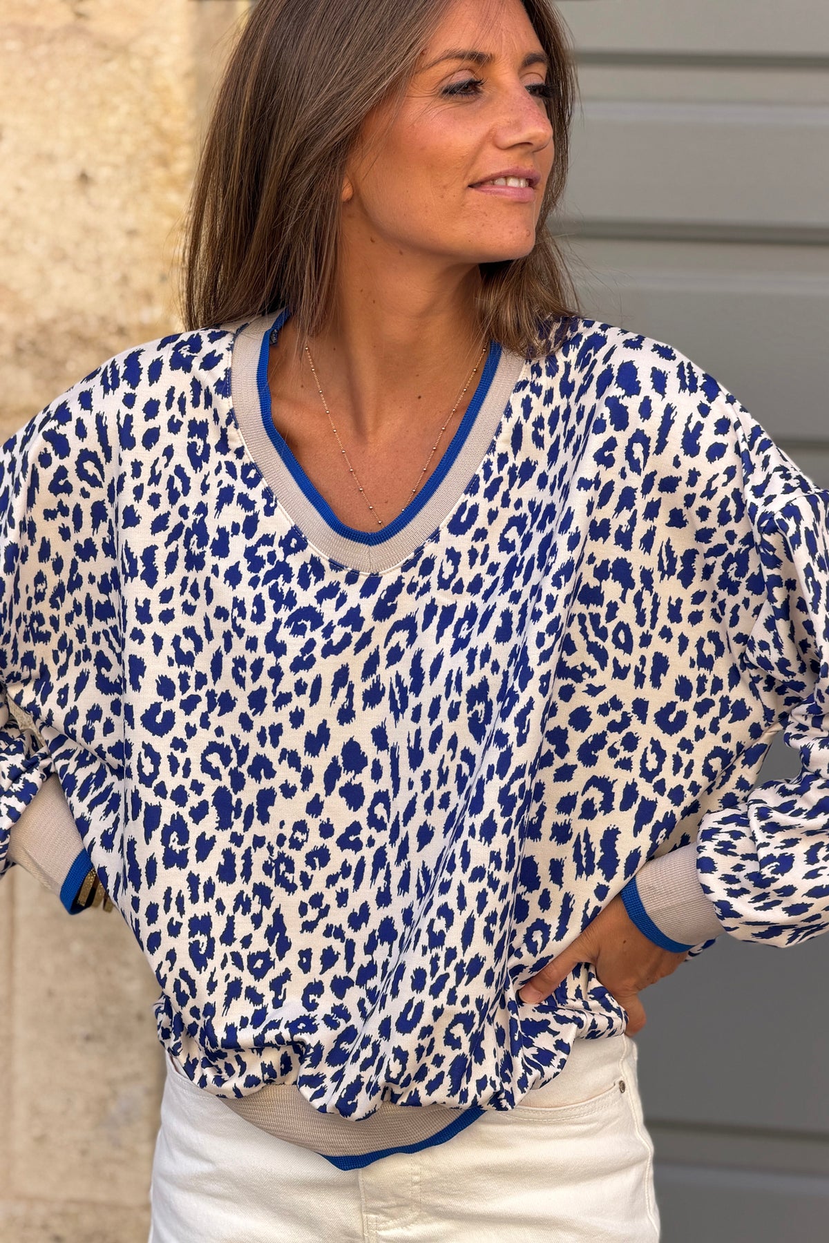 Sweat confort motif léopard bleu roi col v et finitions élastique