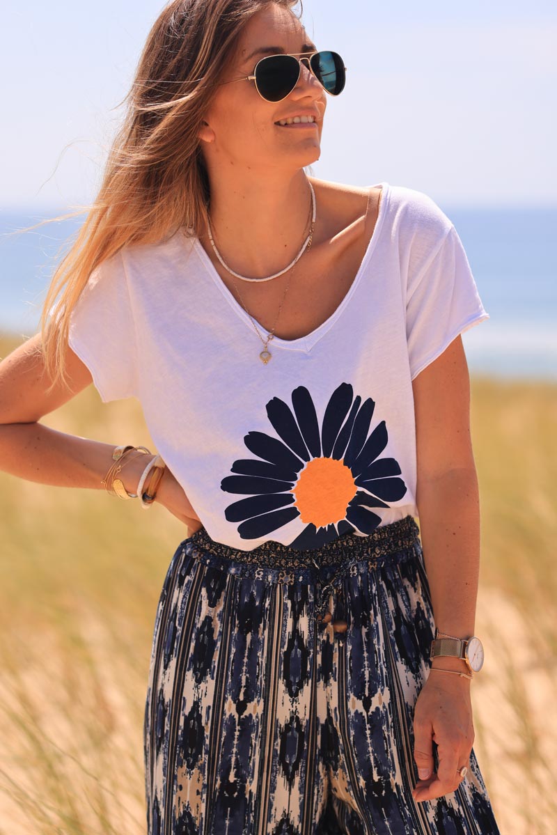 T-shirt blanc en coton col v motif marguerite bleu marine
