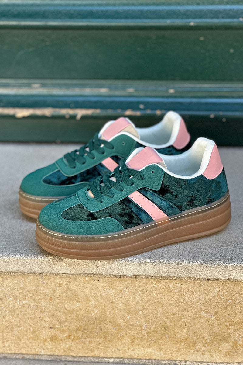 Tennis en velours vert à plateforme rayure et talon rose