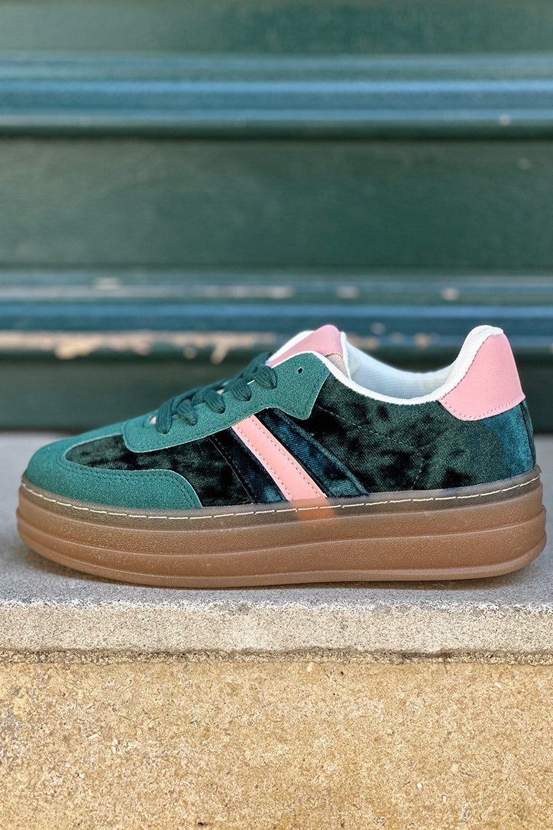 Tennis en velours vert à plateforme rayure et talon rose