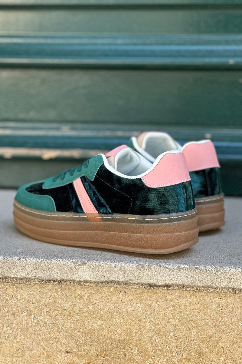 Tennis en velours vert à plateforme rayure et talon rose