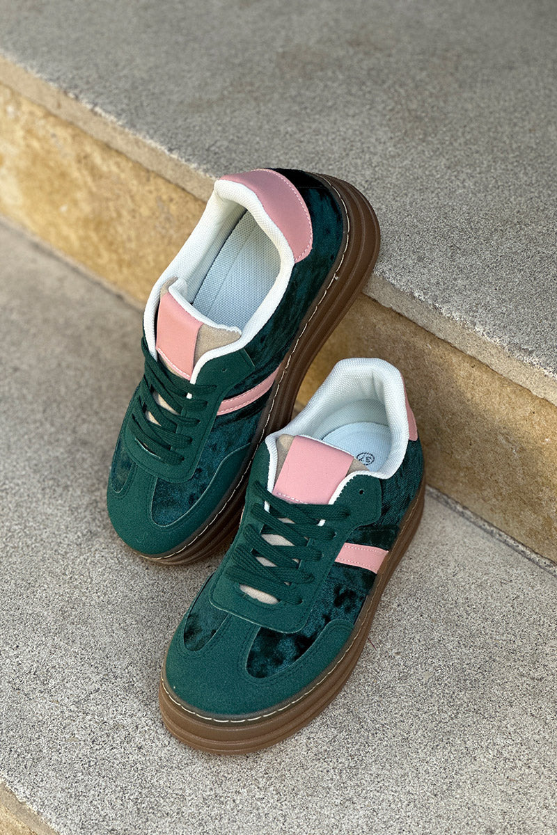 Tennis en velours vert à plateforme rayure et talon rose