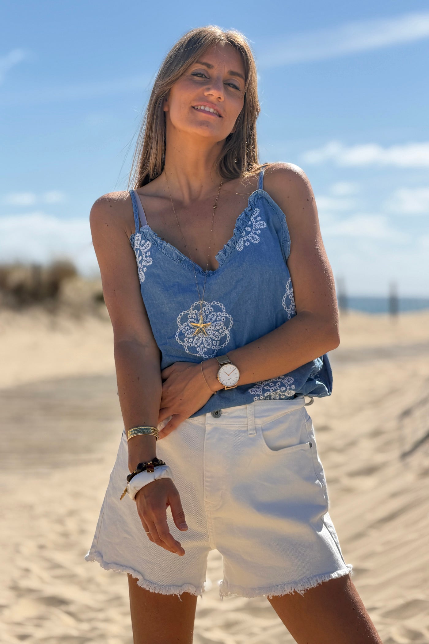 Top à bretelles fluide en coton style tencel denim détail broderie rosace