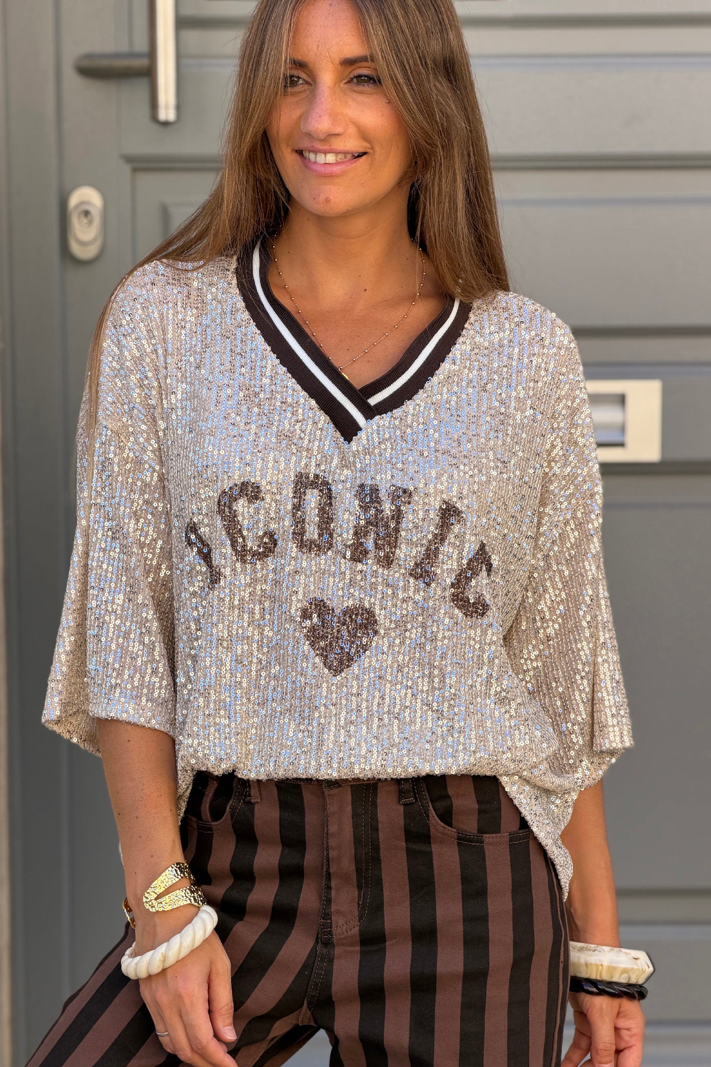 Top à sequins beige doré inscription Iconic cœur et col v sport marron