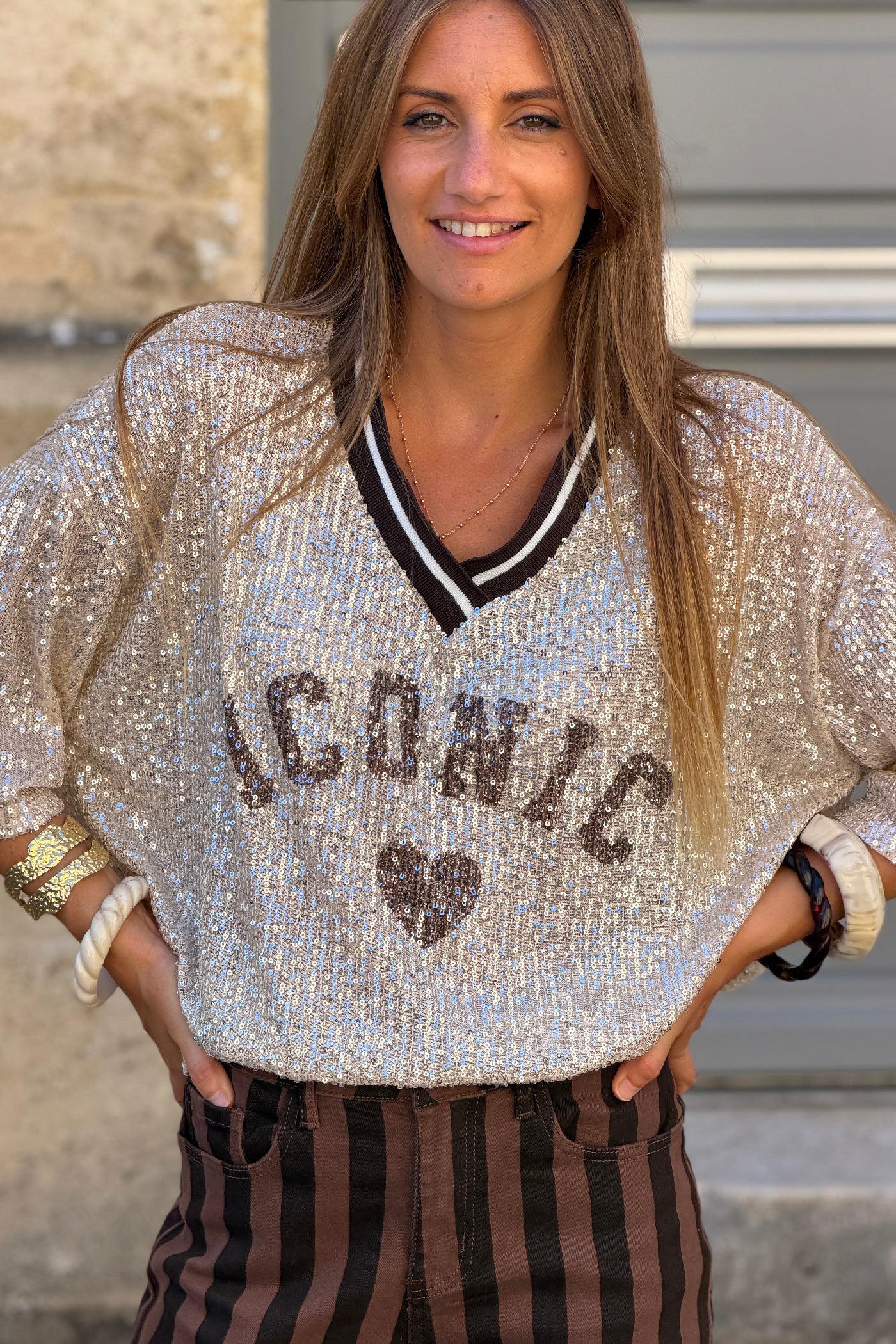 Top à sequins beige doré inscription Iconic cœur et col v sport marron