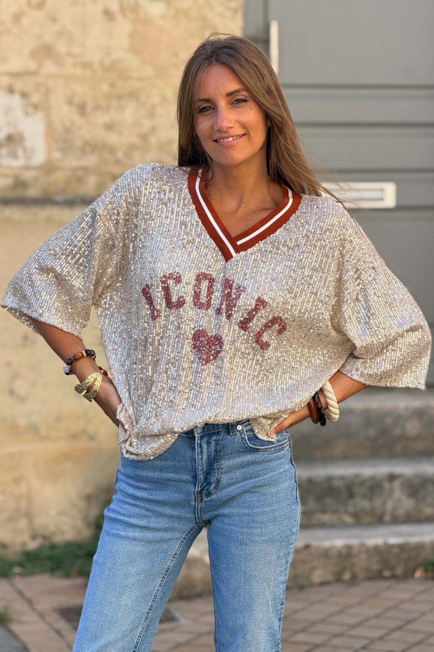 Top à sequins beige doré inscription Iconic cœur et col v sport terracotta
