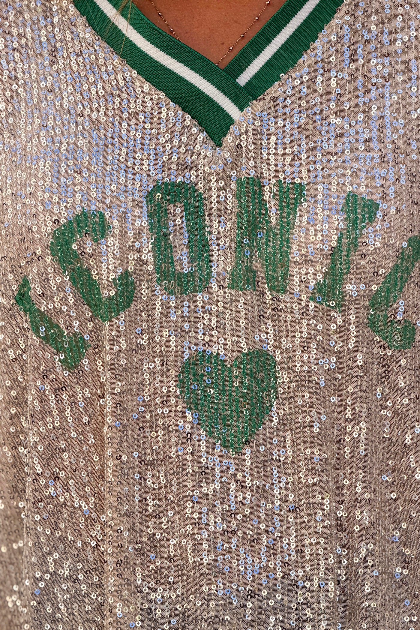 Top à sequins beige doré inscription Iconic coeur et col v sport vert
