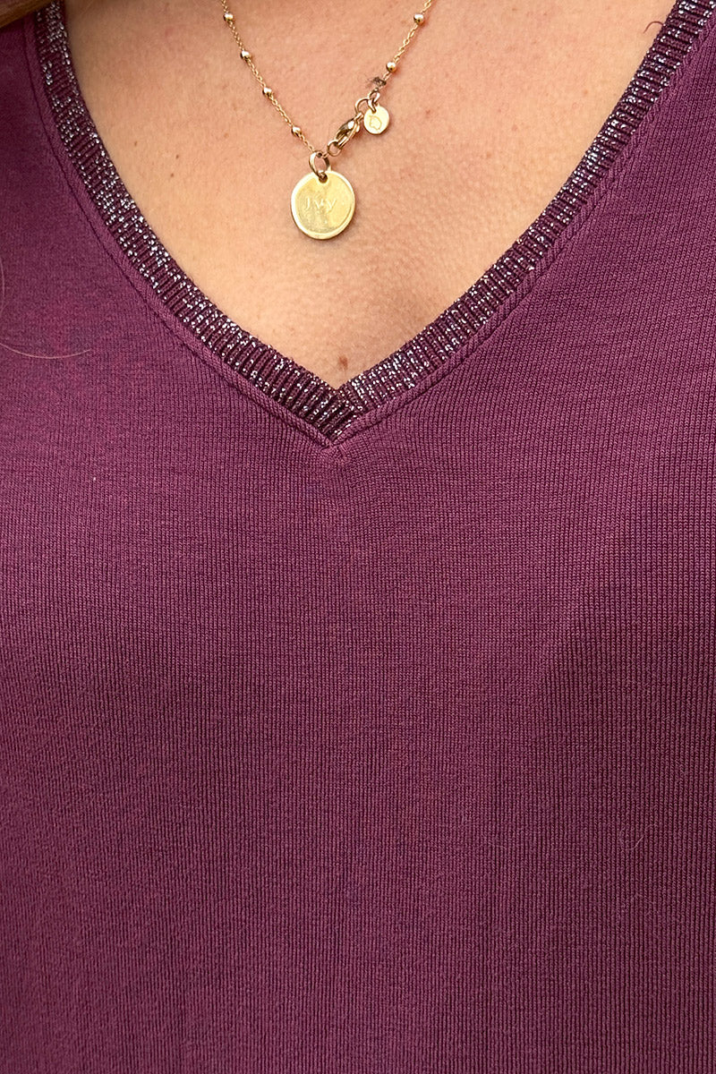 Top aubergine en jersey stretch col v brillant