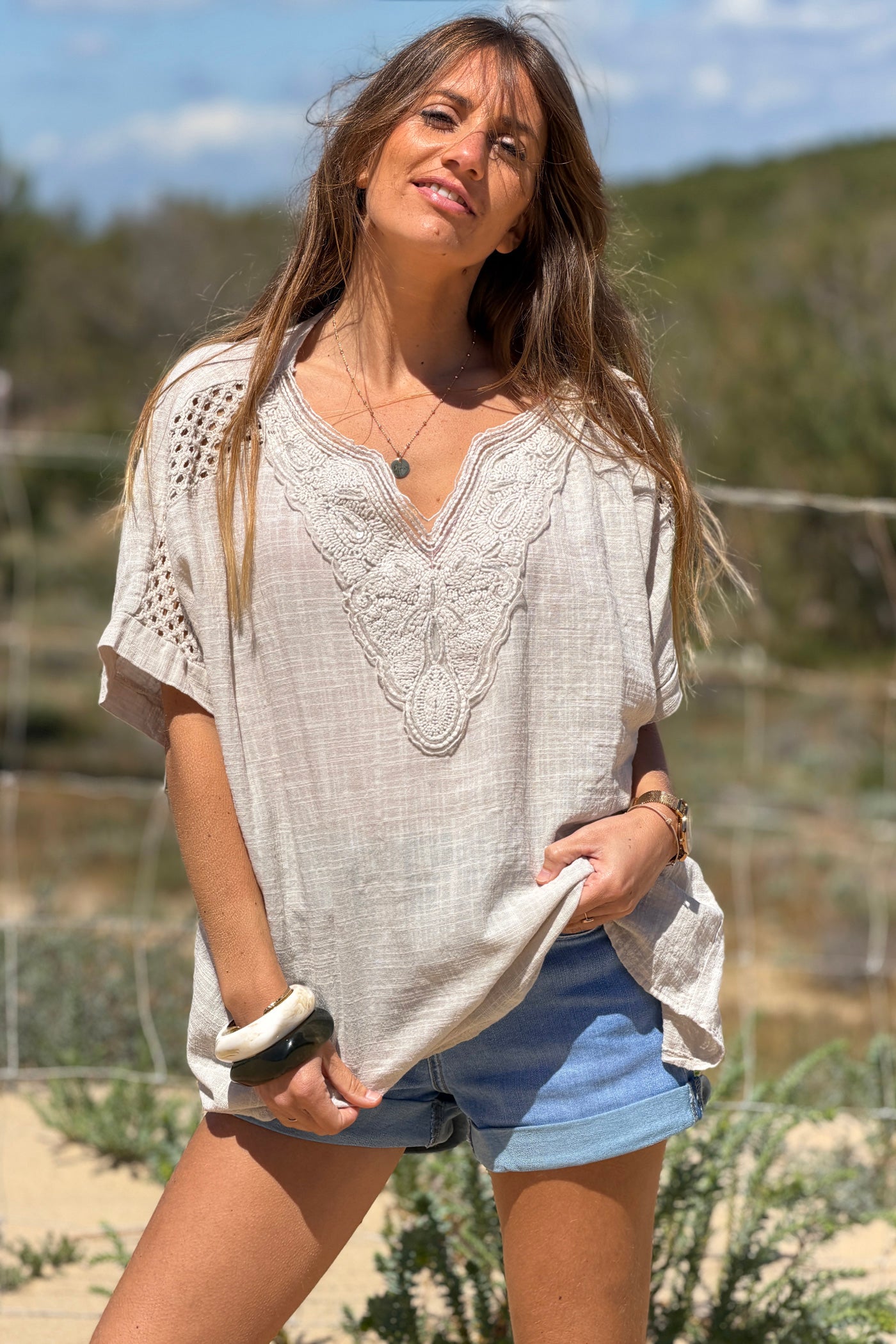 Top beige en coton large col broderie et sequins détail épaule ajouré