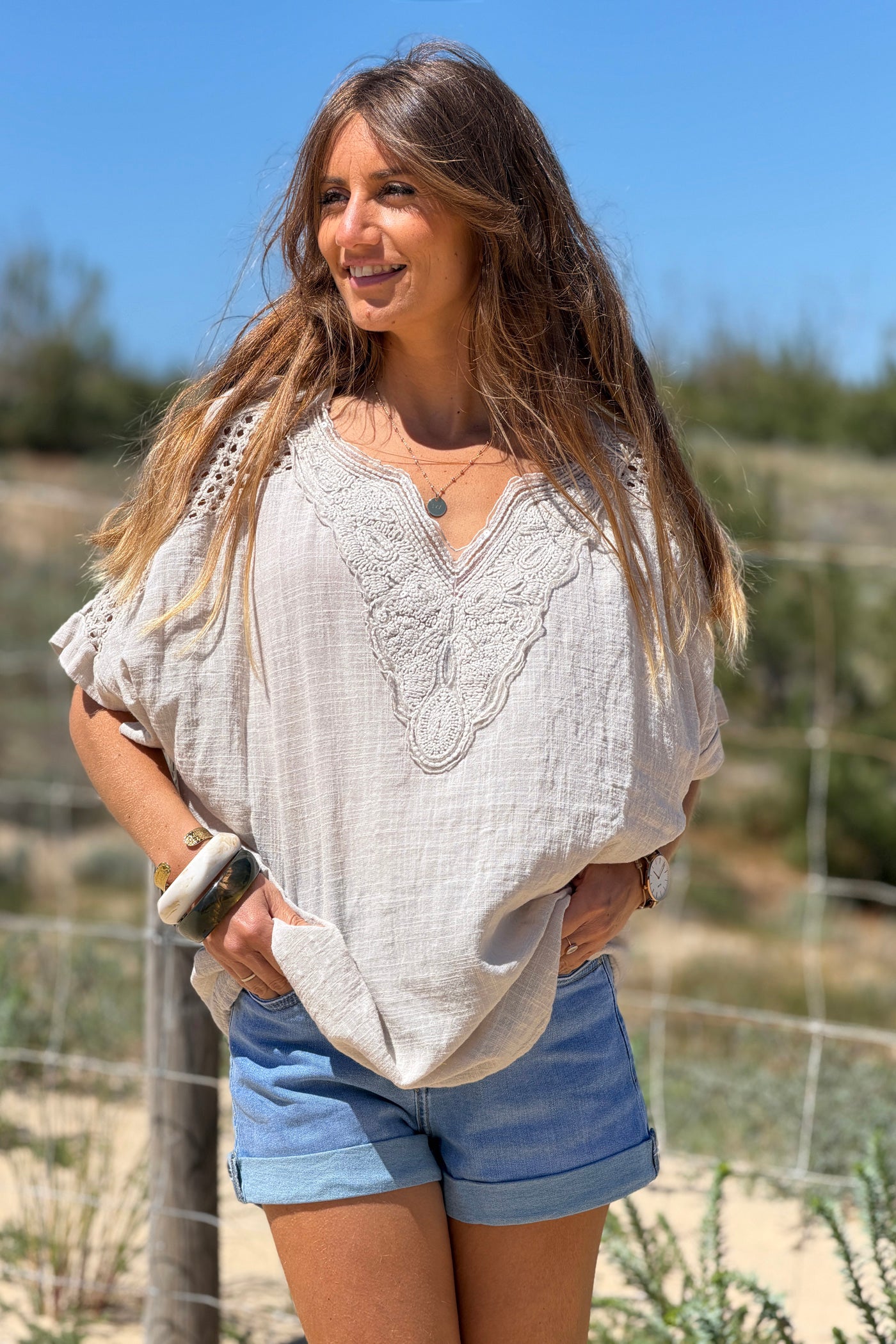 Top beige en coton large col broderie et sequins détail épaule ajouré