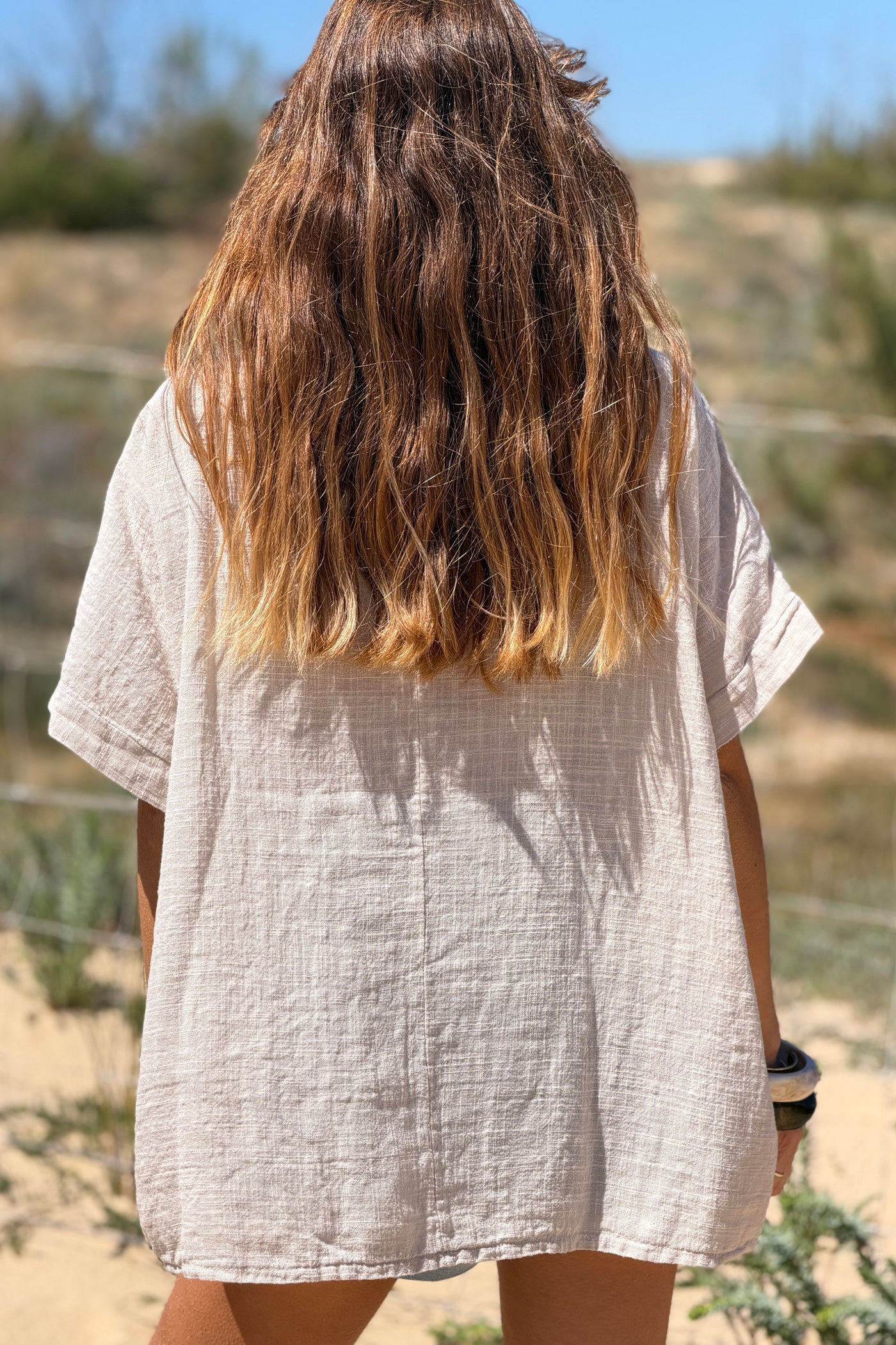 Top beige en coton large col broderie et sequins détail épaule ajouré