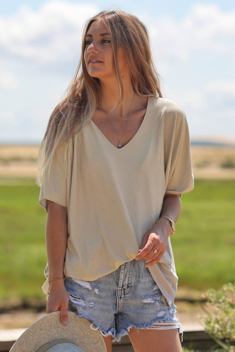 Top fluido beige confort y elástico con cuello de pico