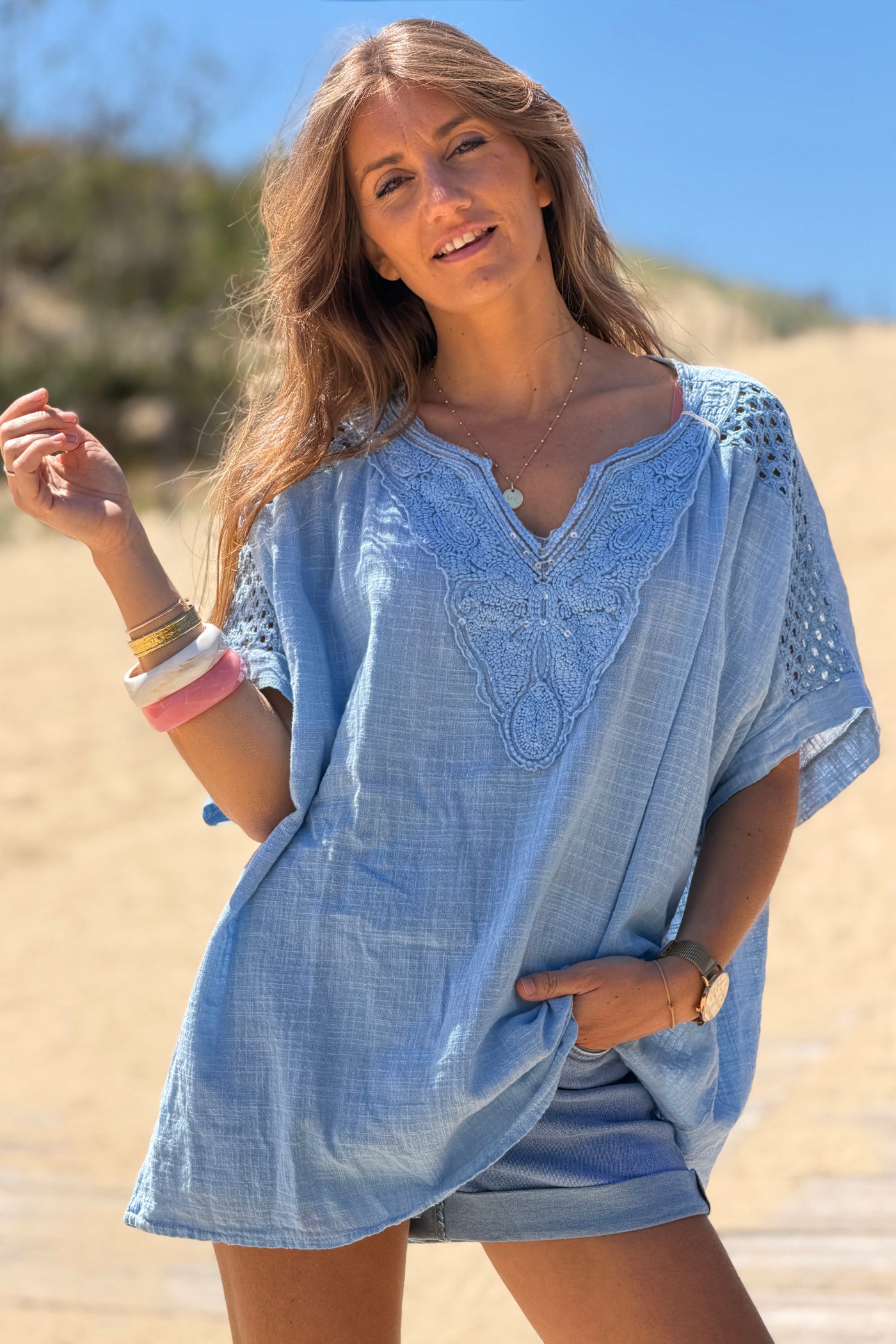 Top bleu en coton large col broderie et sequins détail épaule ajouré