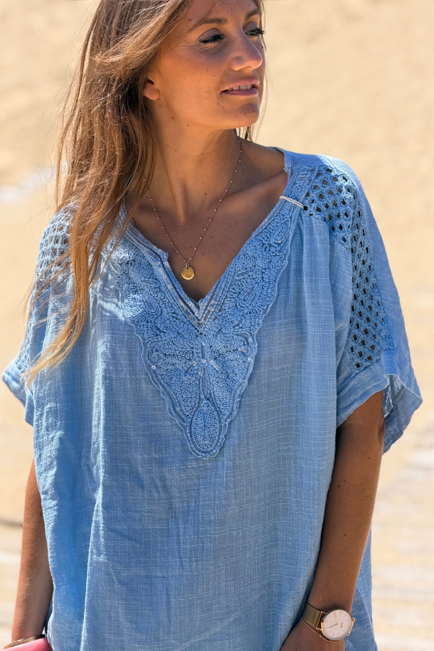 Top bleu en coton large col broderie et sequins détail épaule ajouré