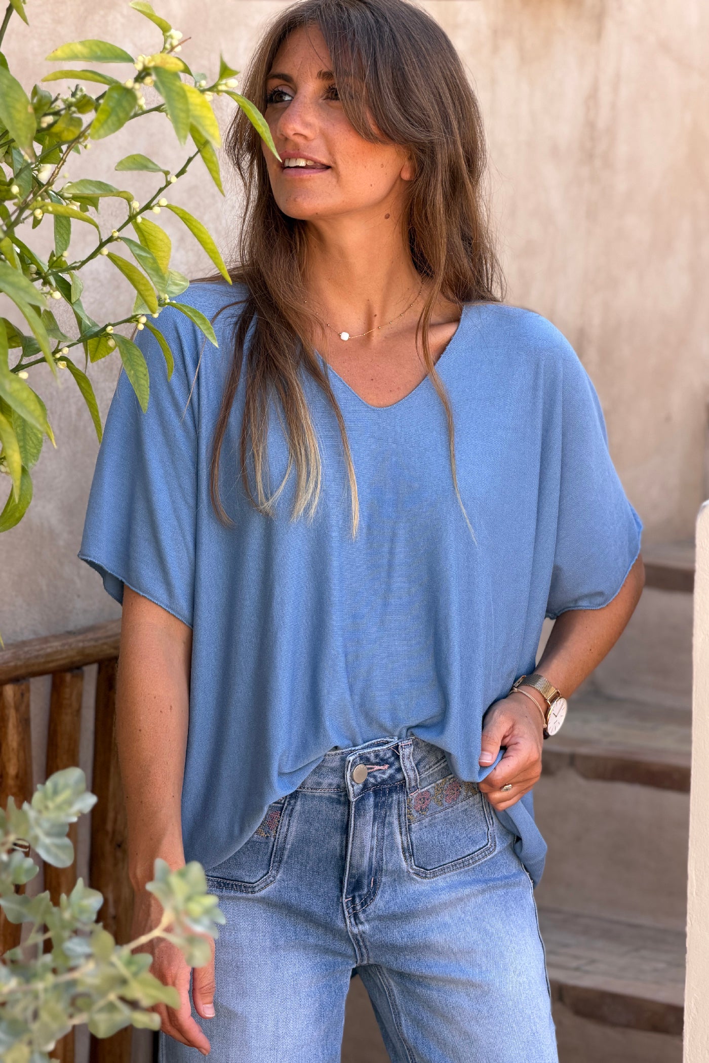 Top bleu jean fluide confort et stretch col v