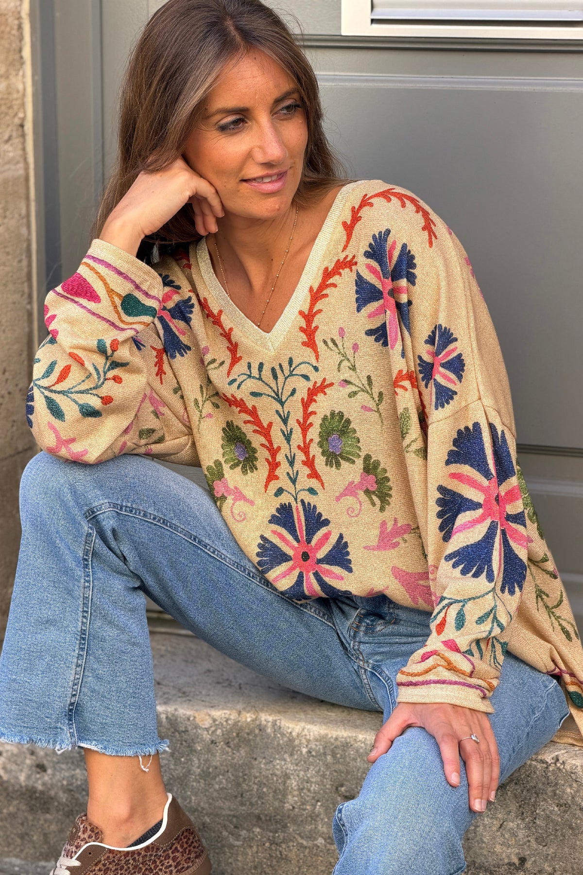 Top brillant beige imprimé effet broderie fleurs colorées
