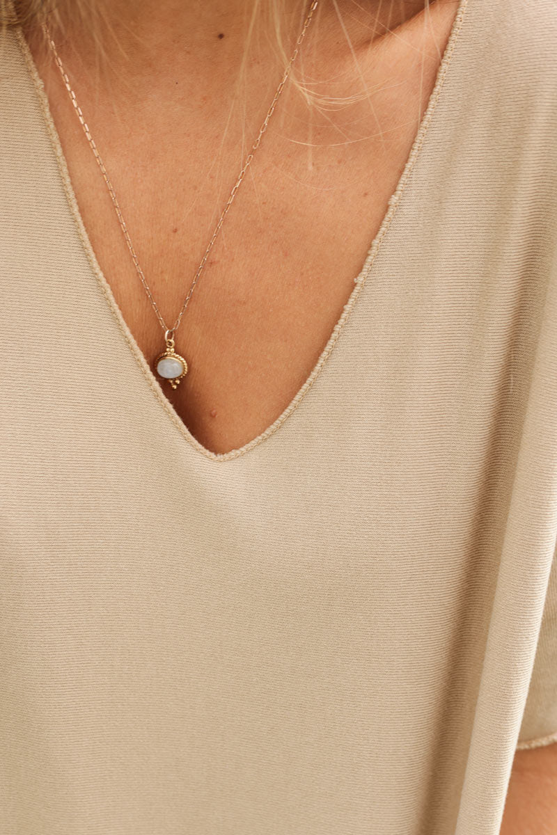 Top fluido confort y cuello de pico elástico en camel claro