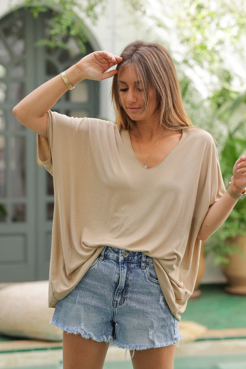 Top fluido confort y cuello de pico elástico en camel claro