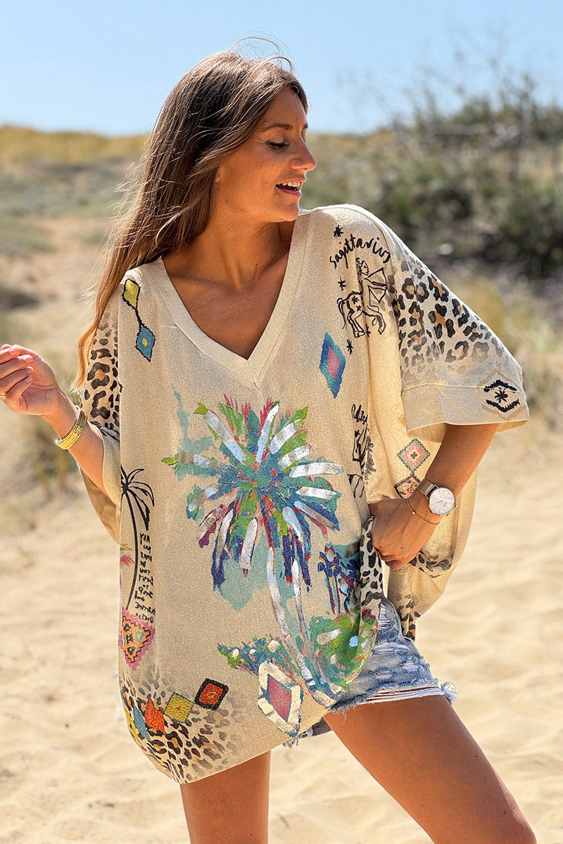 Gran top beige brillante con estampado de palmeras, leopardo y caballos