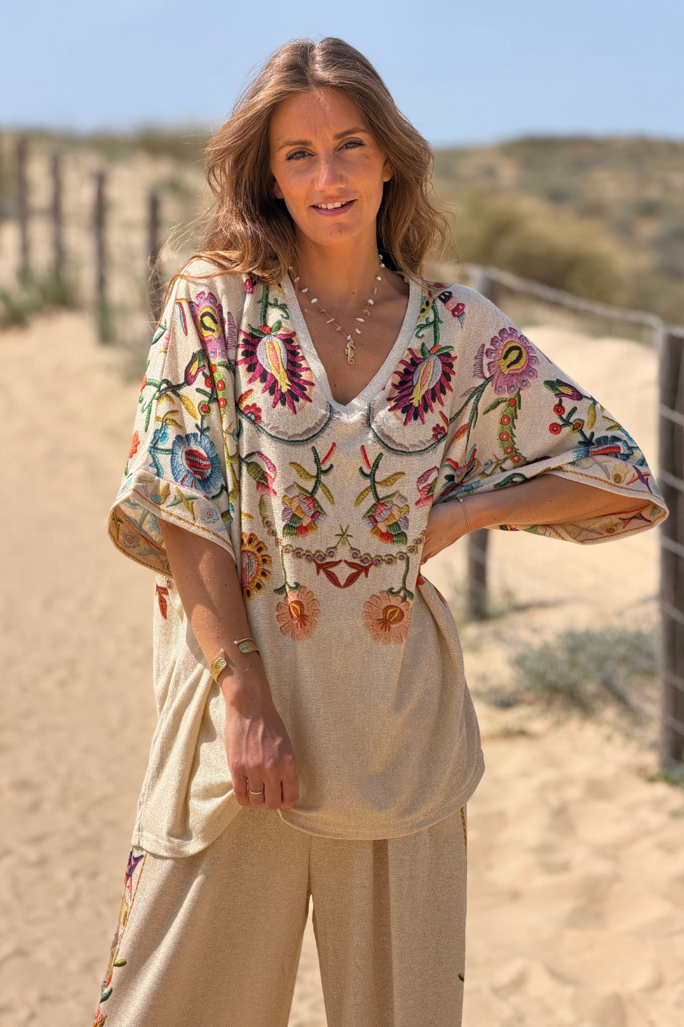 Top large et brillant lurex beige imprimé effet broderie coloré