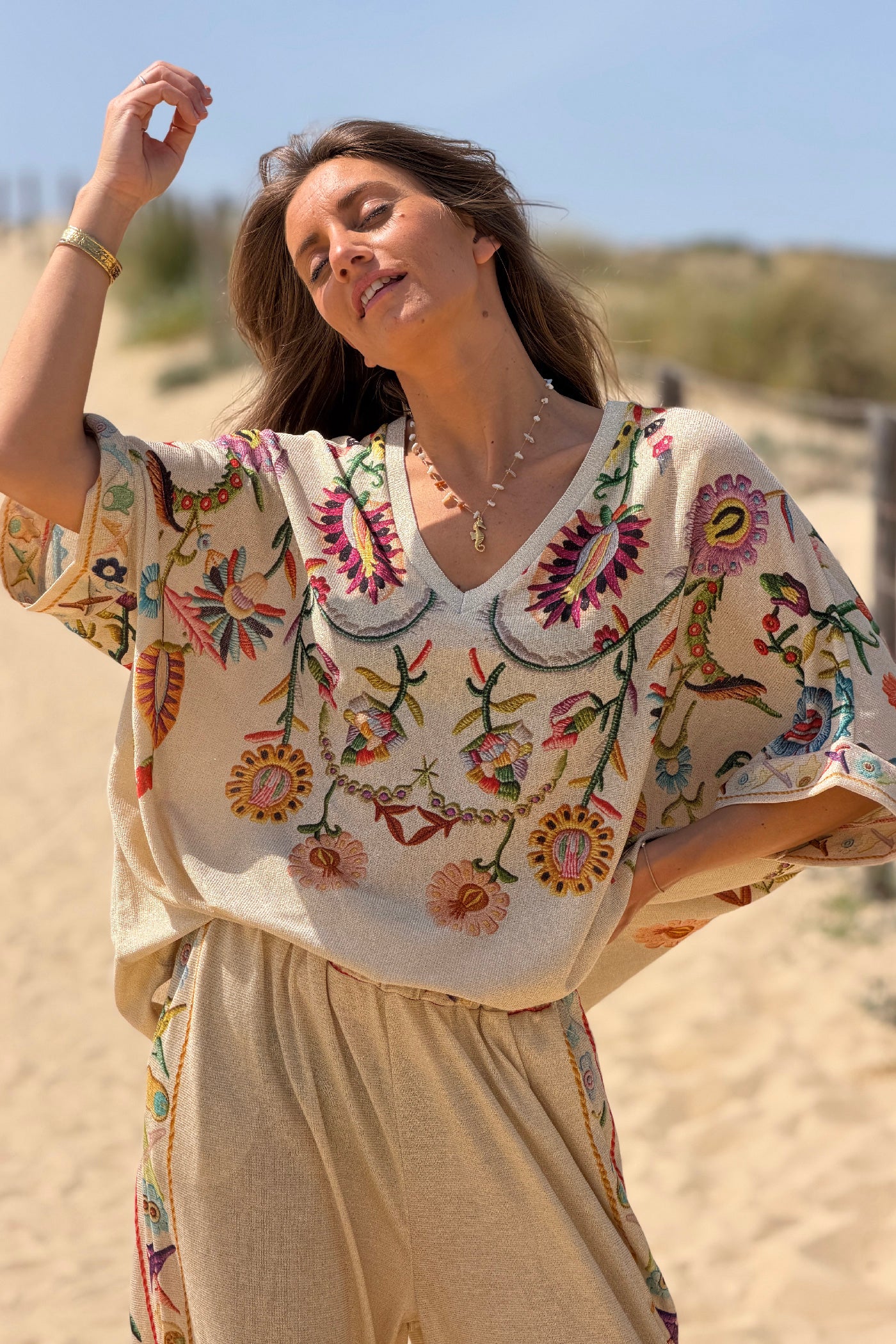 Top large et brillant lurex beige imprimé effet broderie coloré