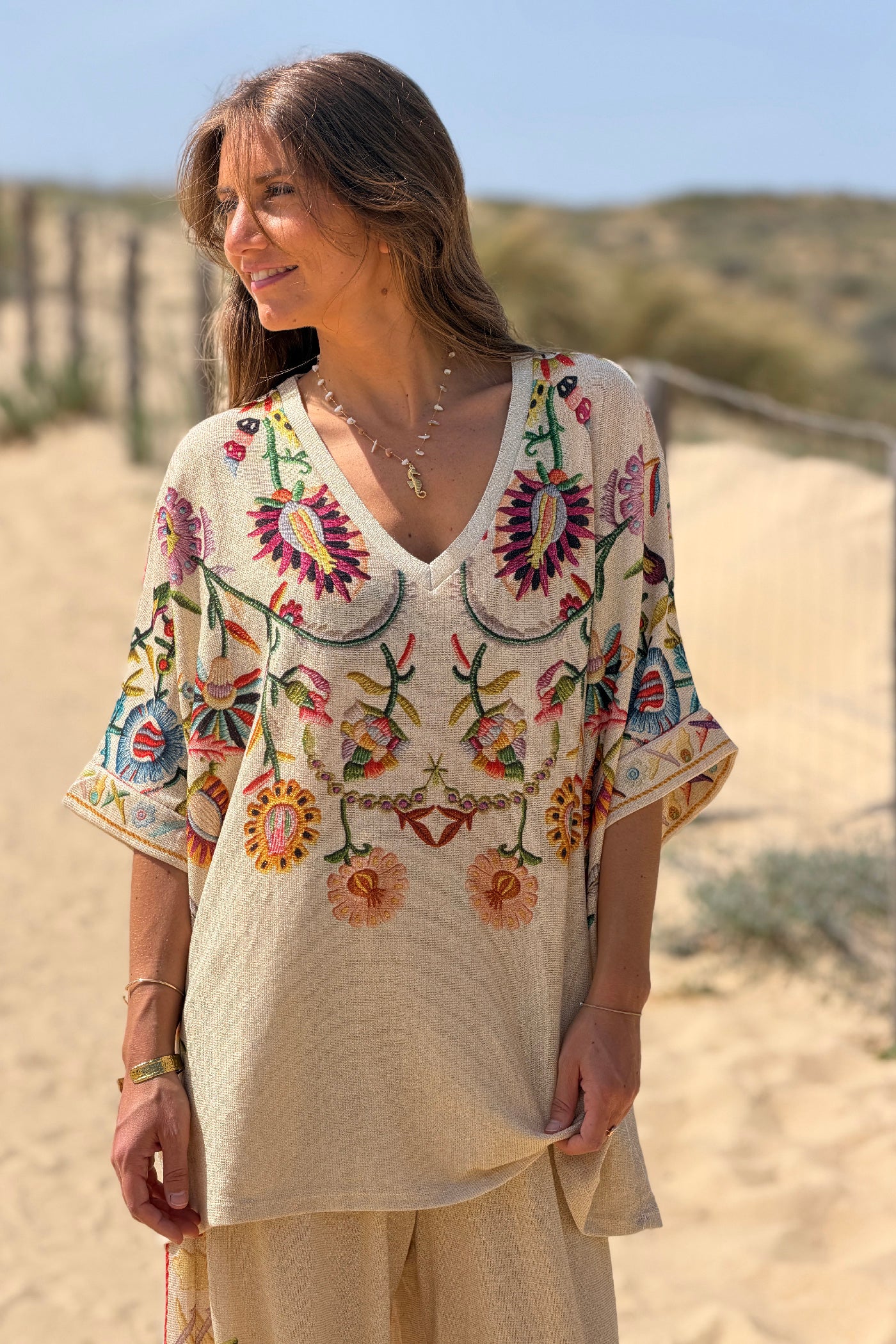 Top large et brillant lurex beige imprimé effet broderie coloré
