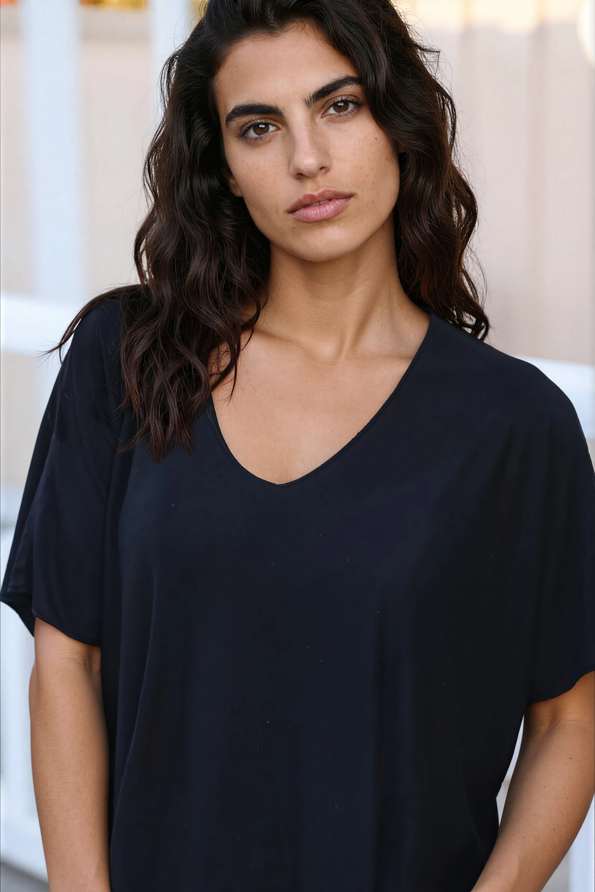 Top fluido negro confort y elástico con cuello de pico