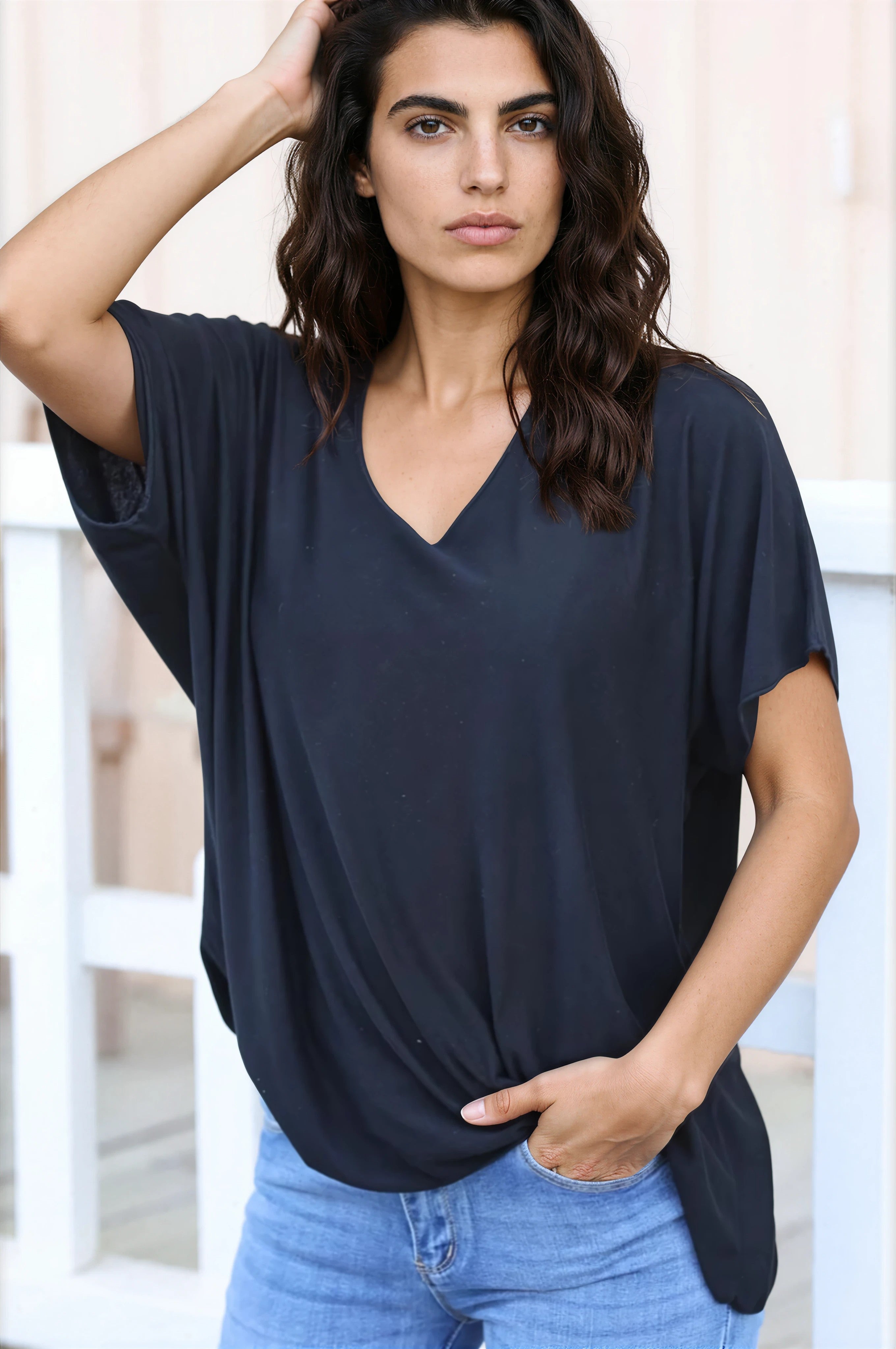 Top fluido negro confort y elástico con cuello de pico