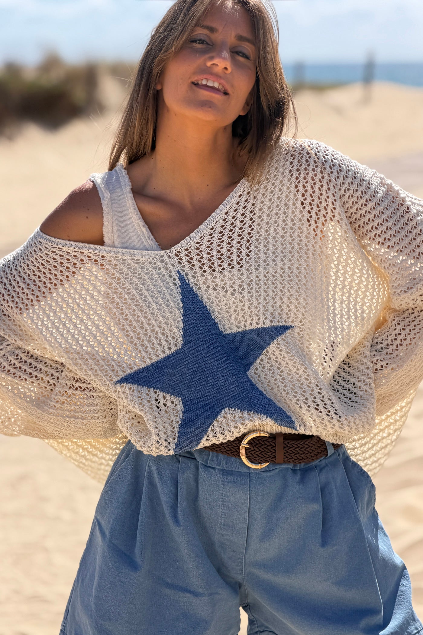 Top pull ajouré style crochet beige en maille coton motif étoile bleu jean