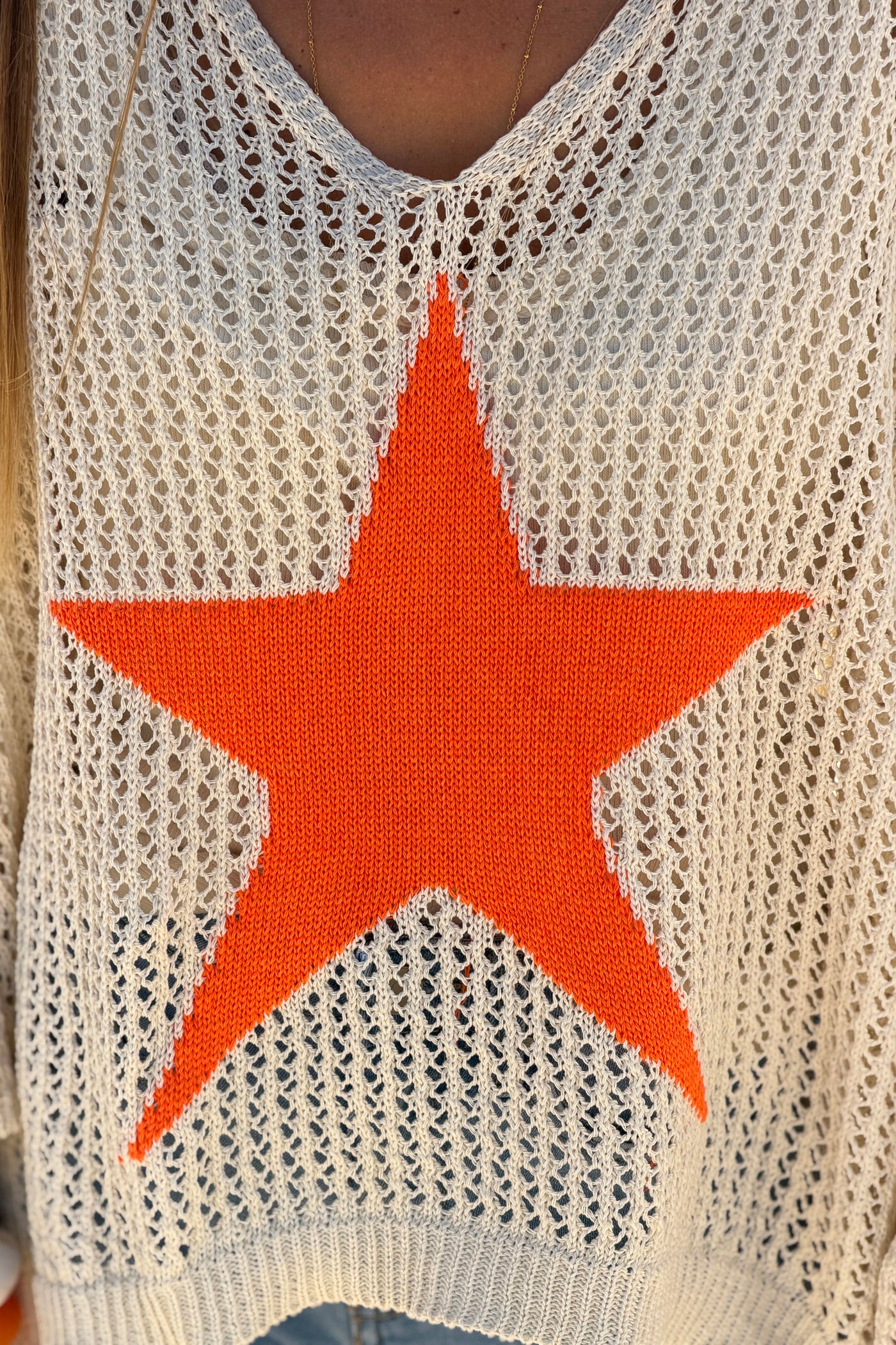 Top pull ajouré style crochet beige en maille coton motif étoile orange fluo