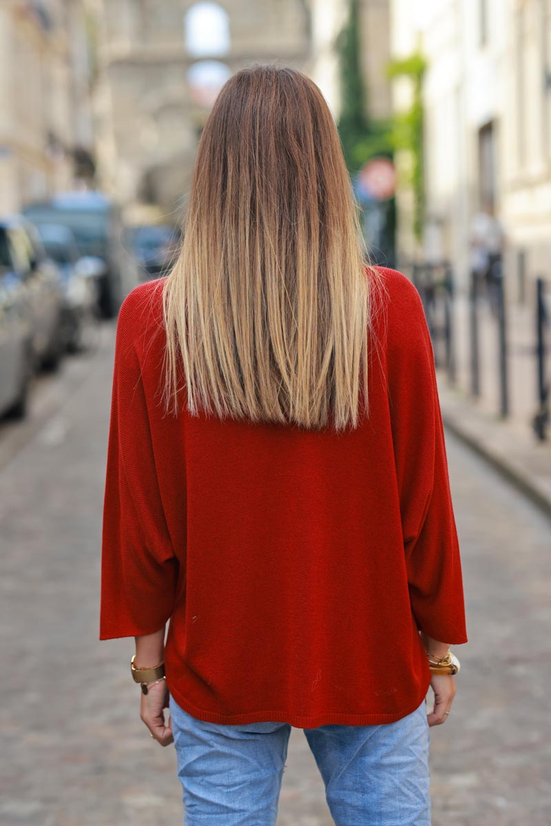 Top de punto rojo burdeos con mangas murciélago