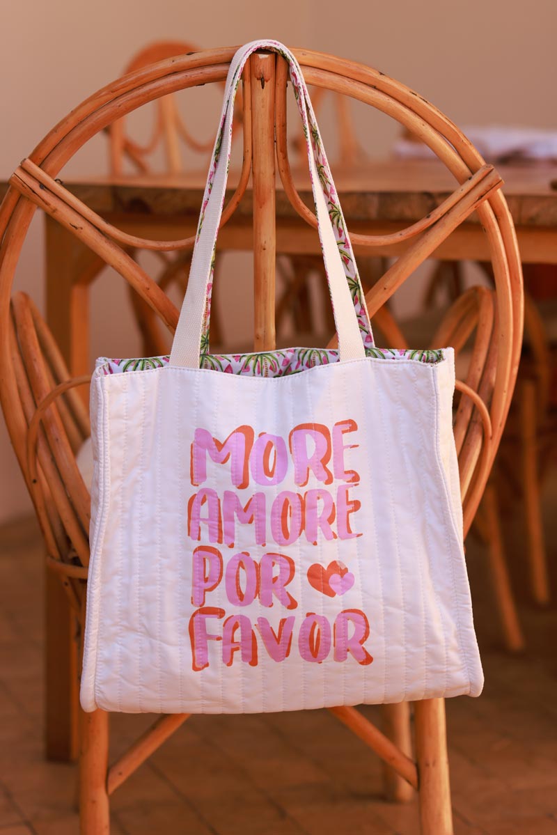 Bolso tote reversible acolchado en color rosa y blanco roto More Amore por Favor
