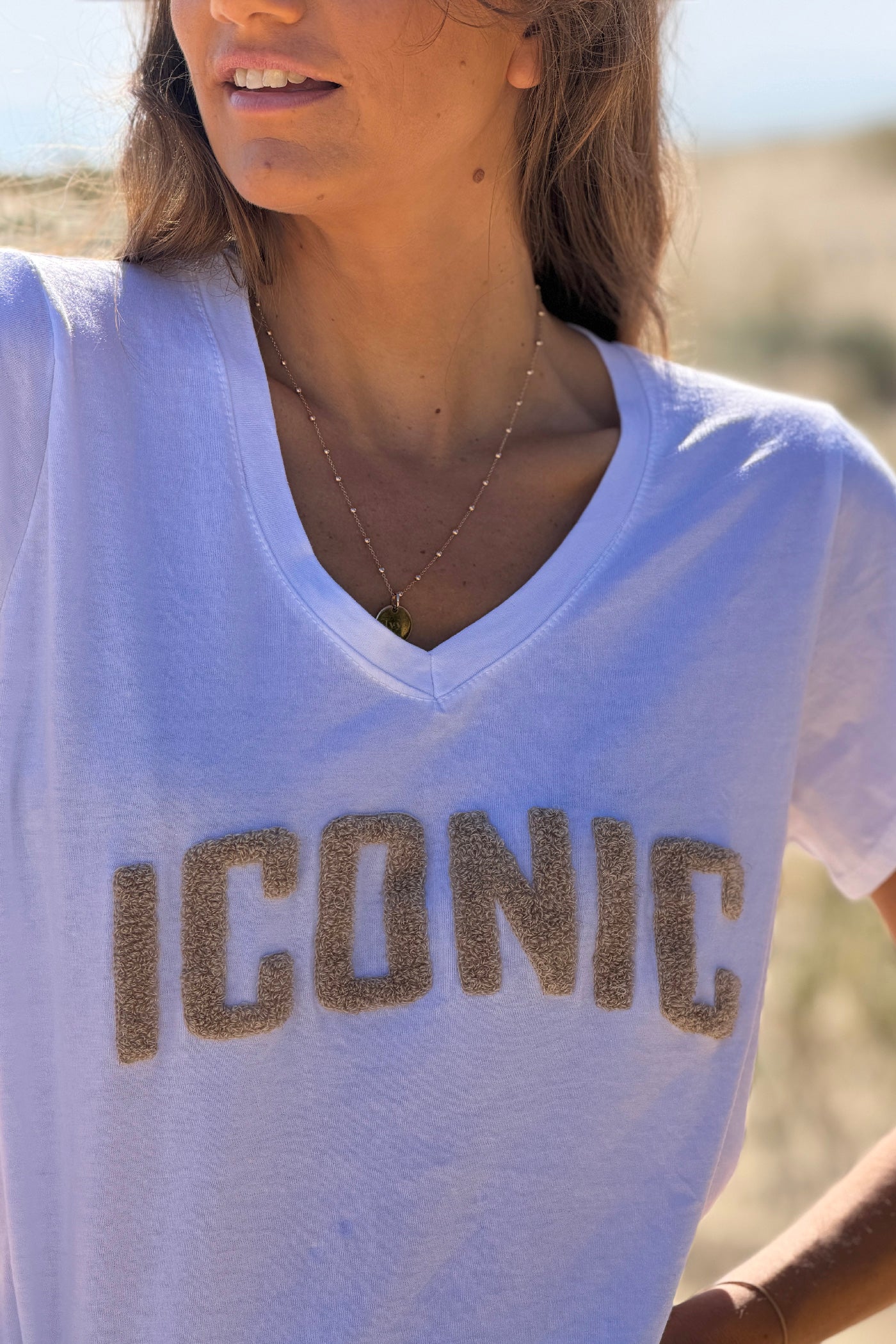 Tshirt blanc en coton broderie Iconic beige en bouclettes éponge