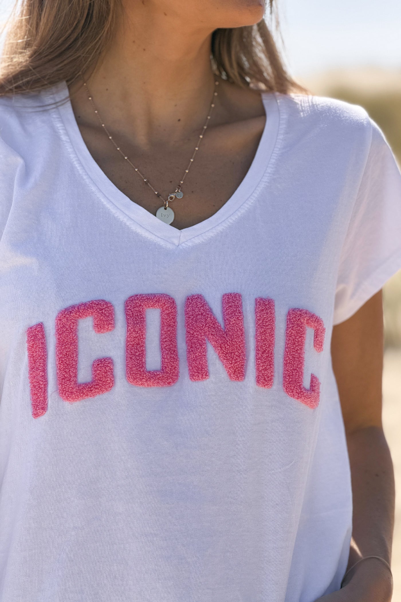 Tshirt blanc en coton broderie Iconic rose en bouclettes éponge