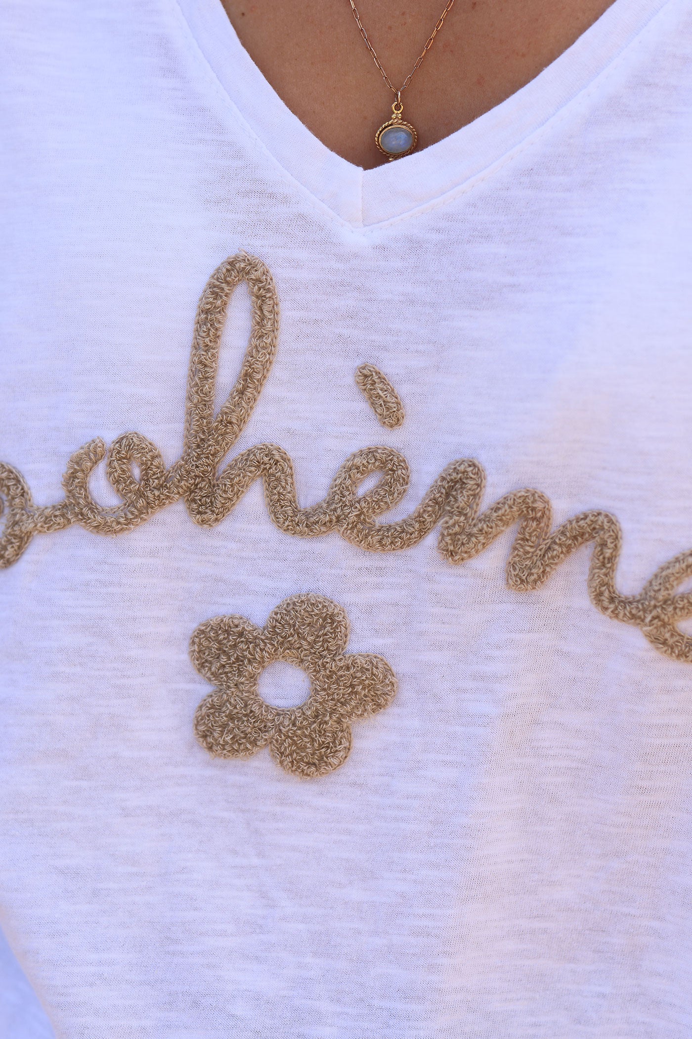 T-shirt blanc en coton col v Bohème et fleurs bouclettes beige