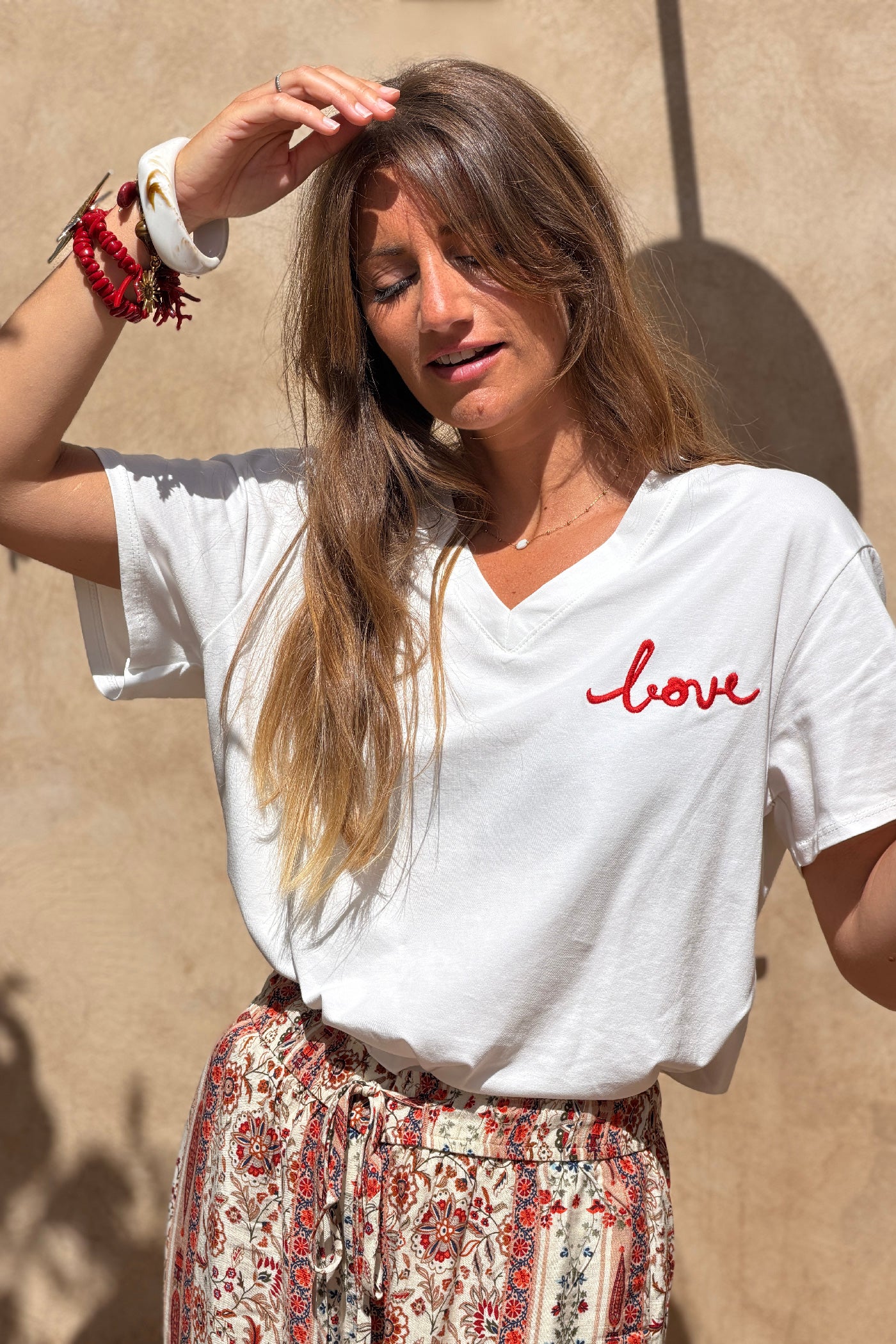 Tshirt blanc en coton stretch broderie soleil Love is the sun rouge
