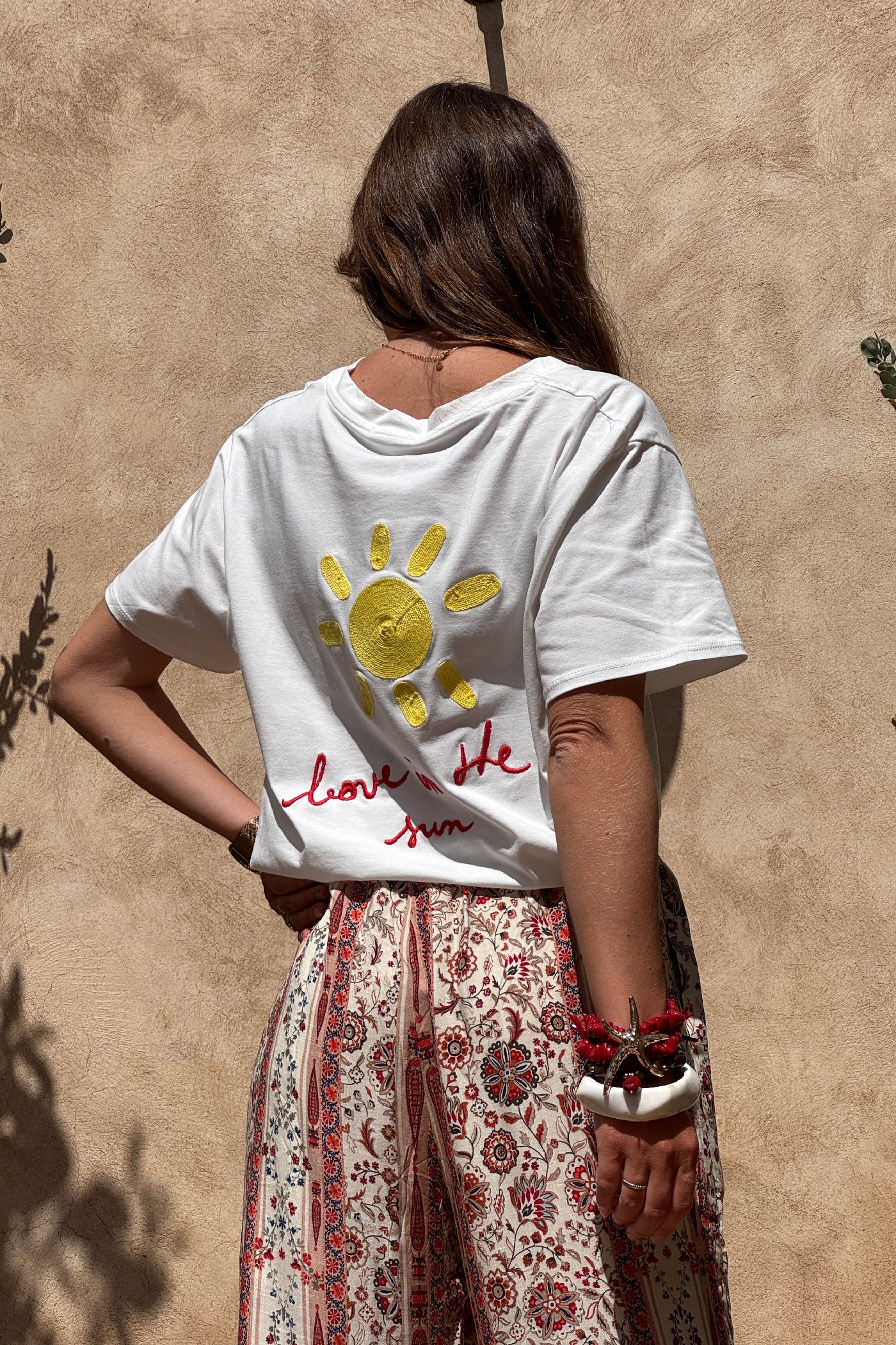 Tshirt blanc en coton stretch broderie soleil Love is the sun rouge