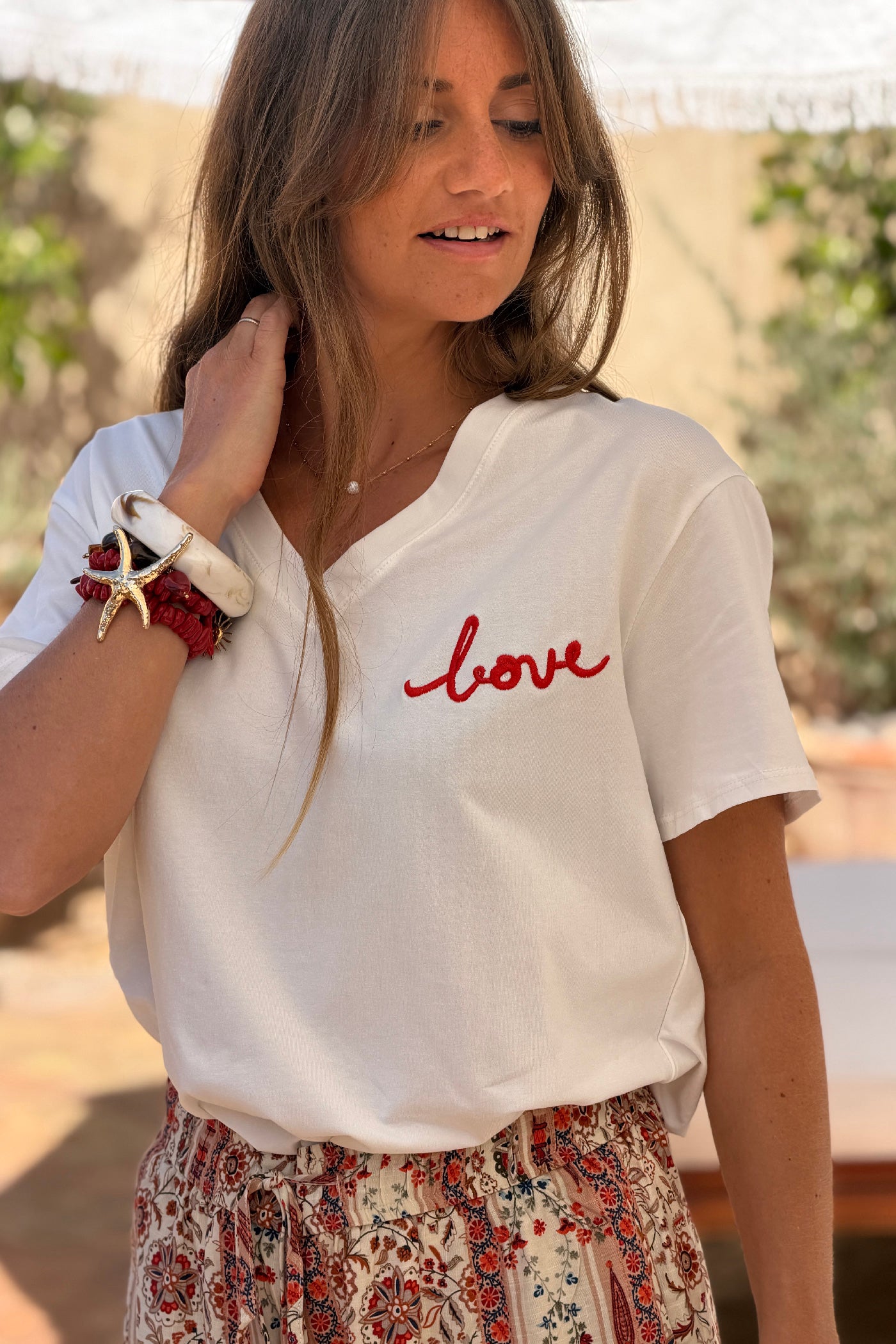 Tshirt blanc en coton stretch broderie soleil Love is the sun rouge