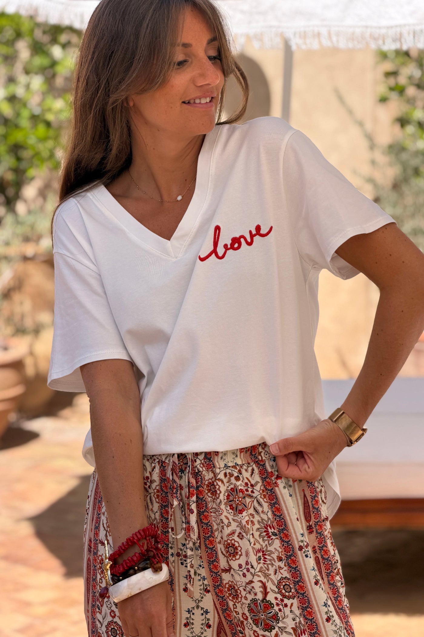Tshirt blanc en coton stretch broderie soleil Love is the sun rouge