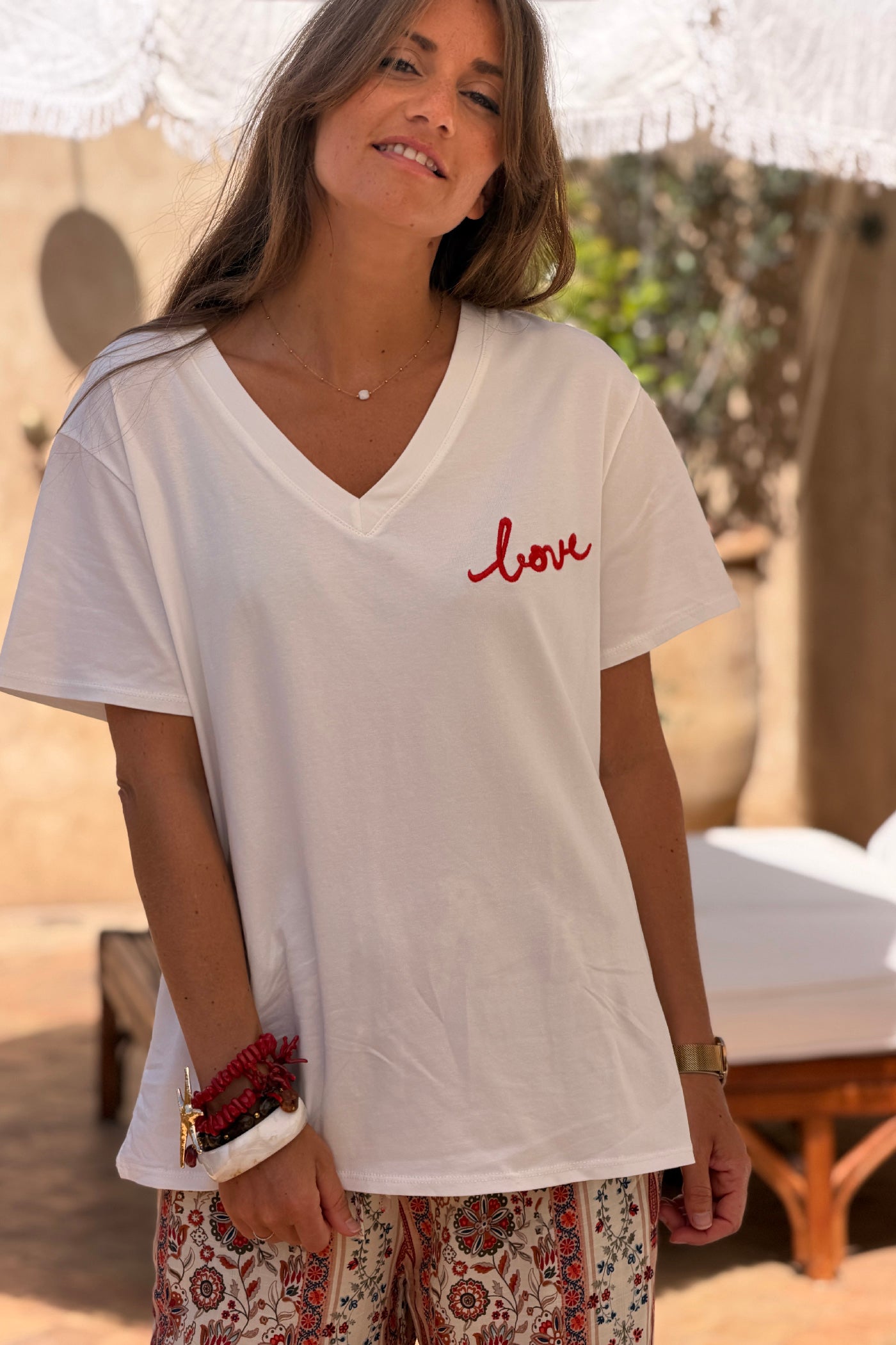 Tshirt blanc en coton stretch broderie soleil Love is the sun rouge