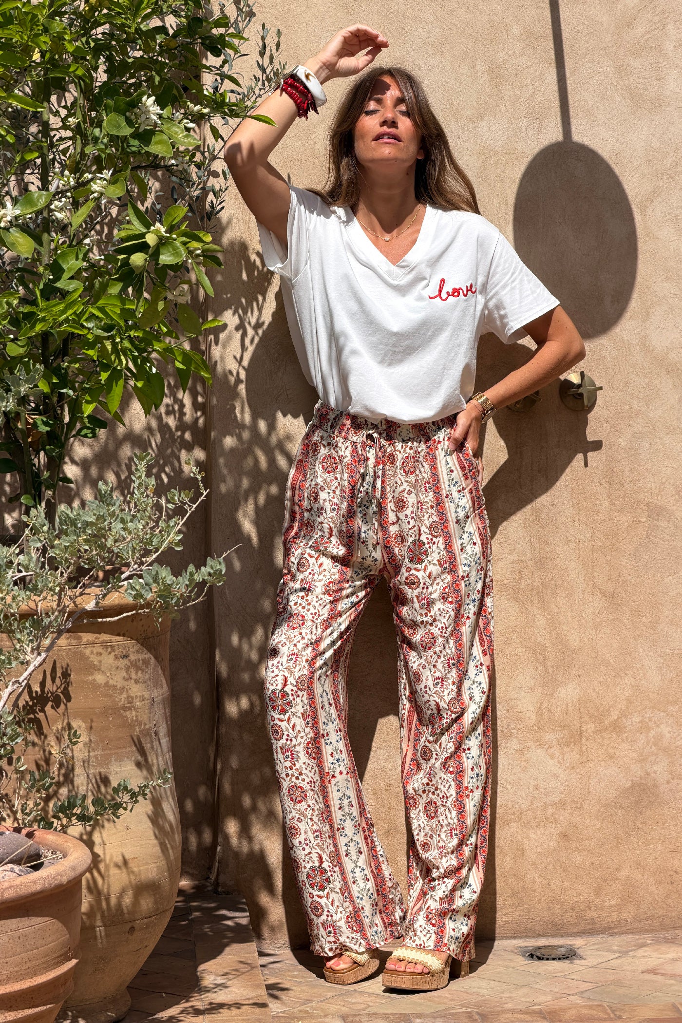 Tshirt blanc en coton stretch broderie soleil Love is the sun rouge